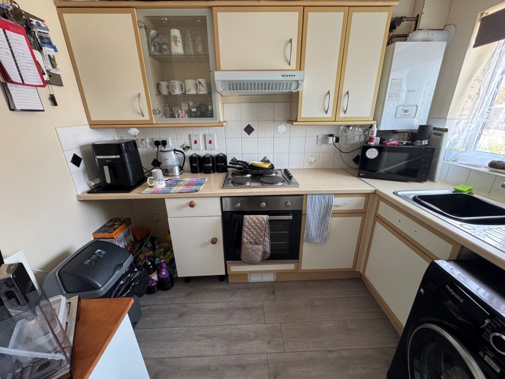 Lot: 113 - FREEHOLD MODERN TWO-BEDROOM HOUSE FOR INVESTMENT - Kitchen